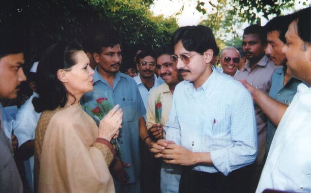 Dr. Lakhotia with Smt.Sonia Gandhi..jpg