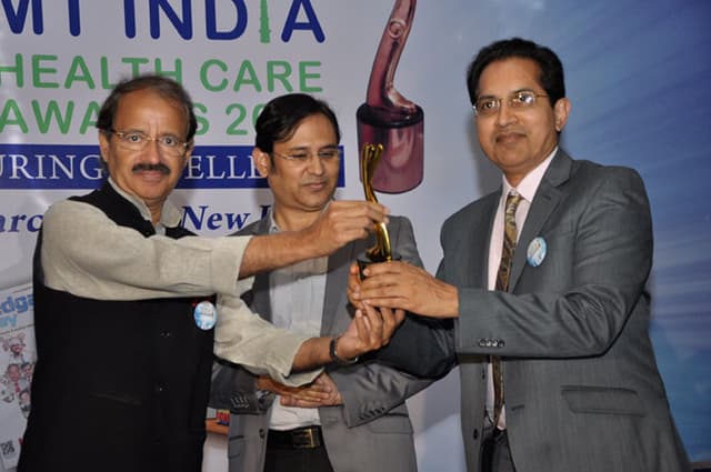 Dr.-Lakhotia-receiving-India-Top-Doctors-Award-at-Hotel-Hilton-2013.jpg