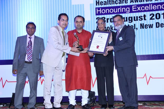 Dr.Lakhotia receiving Best Ophthalmologist of Delhi NCR for yr 2014 by Medgate..jpg