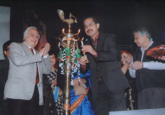 Dr.Lakhotia with Shri Kapil Sibal, minister..jpg