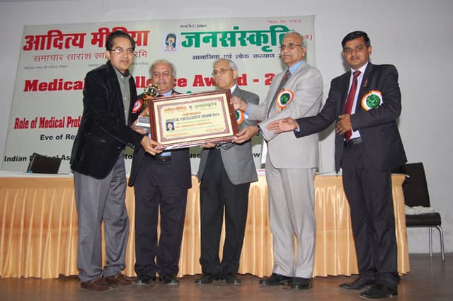 Dr.Sharad-Lakhotia-receiving-Medical-Excellence-Award-at-function-organized-by-Aditya-media-&-Sanskriti.jpg